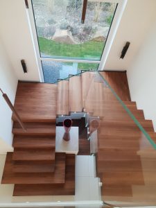 Escalier autoporteur marche-contre-marche et marches flottante avec garde-corps full verre sans poteaux et marche pallière de départ