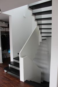 Escalier design sur mesure entre limon cremaillere bois laqué blanc