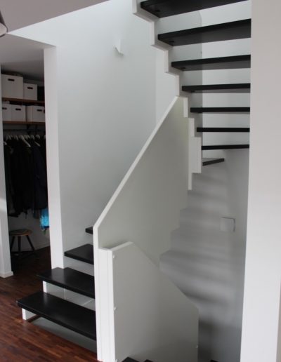 Escalier design sur mesure entre limon cremaillere bois laqué blanc