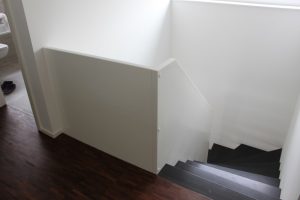 Escalier design sur mesure entre limon cremaillere bois laqué blanc