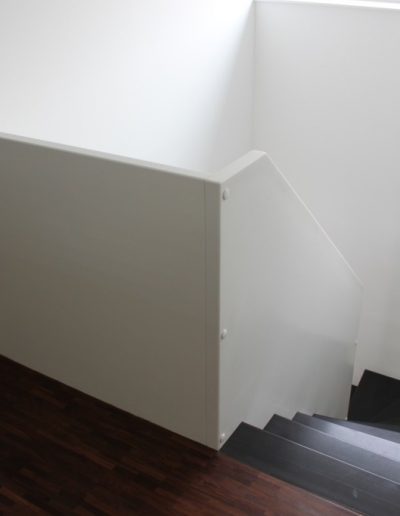 Escalier design sur mesure entre limon cremaillere bois laqué blanc