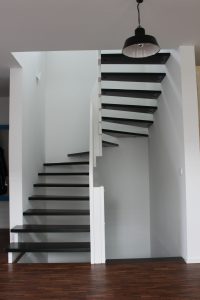 Escalier design sur mesure entre limon cremaillere bois laqué blanc