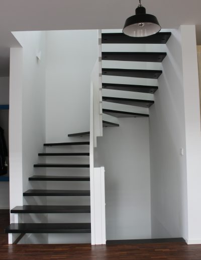 Escalier design sur mesure entre limon cremaillere bois laqué blanc