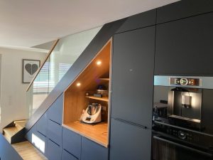 Meuble sous Escalier marche et contre marches en bois chêne entre limon bois laqué industriel et garde-corps en verre plein, finition main courante chêne, sans poteau