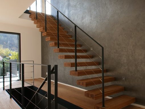 Algolsheim : Escaliers autoporteurs avec garde-corps an acier plat et câbles inox