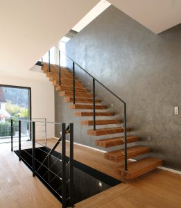 garde-corps horizontale autour de la trémie en acier plat laqué gris antracite et cable horizontal en inox autour d'une scalier autoporteur en bois