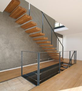 garde-corps horizontale autour de la trémie en acier plat laqué gris antracite et cable horizontal en inox autour d'une scalier autoporteur en bois