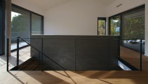 garde-corps horizontale autour de la trémie en acier plat laqué gris antracite et cable horizontal en inox autour d'une scalier autoporteur en bois