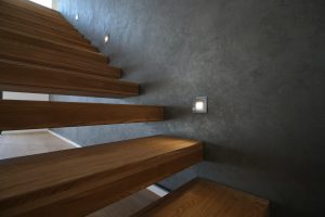 Escalier autoporteur suspendu teinté un quart tournant avec marche pallièrer au départ sans garde-corps