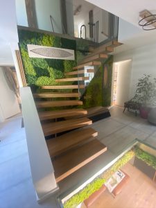 Escalier autoporteur suspendu et garde-crops rampant et horizontal full verre sans poteaux