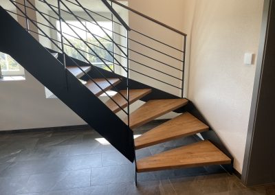 Wasselone escalier industriel avec limon en acier, marche en bois et garde-corps acier et bois gris anthracite