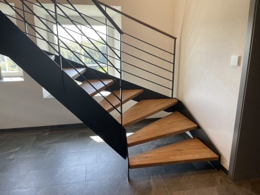 Wasselone escalier industriel avec limon en acier, marche en bois et garde-corps acier et bois gris anthracite