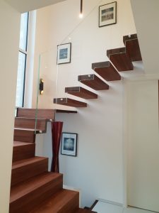 Escalier autoporteur marche-contre-marche et marches flottante avec garde-corps full verre sans poteaux et marche pallière de départ