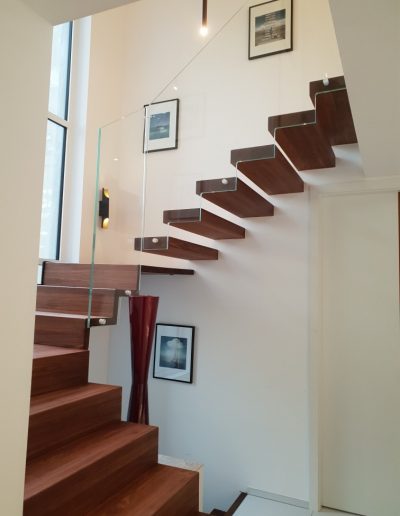 Escalier autoporteur marche-contre-marche et marches flottante avec garde-corps full verre sans poteaux et marche pallière de départ