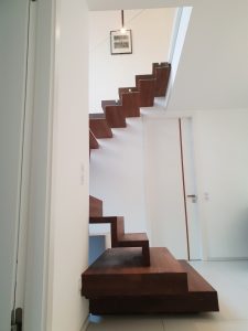 Escalier autoporteur marche-contre-marche et marches flottante avec garde-corps full verre sans poteaux et marche pallière de départ