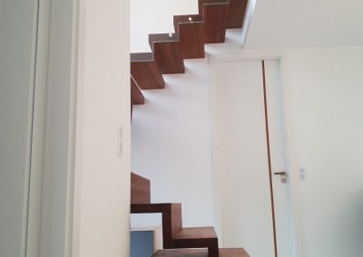 Pfastatt : double escalier autoporteur en hêtre teinté avec garde-corps full verre deux quarts tournant