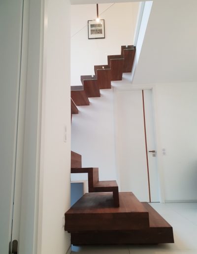 Escalier autoporteur marche-contre-marche et marches flottante avec garde-corps full verre sans poteaux et marche pallière de départ