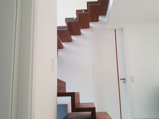 Pfastatt : double escalier autoporteur en hêtre teinté avec garde-corps full verre deux quarts tournant