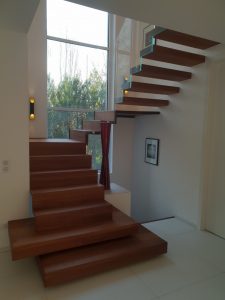 Escalier autoporteur marche-contre-marche et marches flottante avec garde-corps full verre sans poteaux et marche pallière de départ