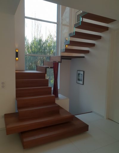 Escalier autoporteur marche-contre-marche et marches flottante avec garde-corps full verre sans poteaux et marche pallière de départ