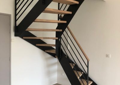 Escalier industriel sur mesure à Ensisheim : limon métal et marche bois avec garde-corps en acier plat soudé et laqué