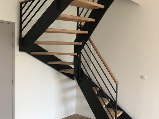 Escalier industriel sur mesure à Ensisheim : limon métal et marche bois avec garde-corps en acier plat soudé et laqué