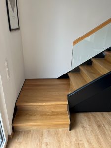 Escalier marche et contre marches en bois chêne entre limon bois laqué industriel et garde-corps en verre plein, finition main courante chêne, sans poteau