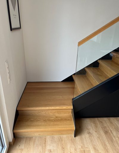 Escalier marche et contre marches en bois chêne entre limon bois laqué industriel et garde-corps en verre plein, finition main courante chêne, sans poteau