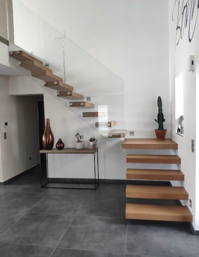 Escalier autoporteur marche flottante design epuré et aérien avec garde-corps rampant full verre en un quart tournant