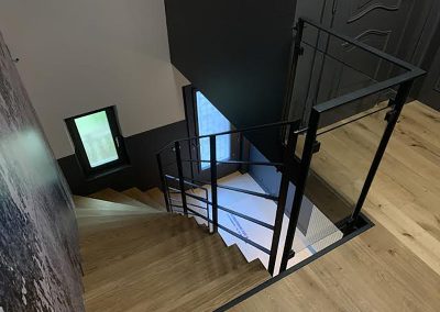 Escalier design à Mundolsheim: limon crémaillère sous les marches en laqué noir et chêne massif pour le smarches. garde-corps en acier plat laqué et soudé