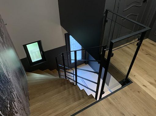 Escalier design à Mundolsheim: limon crémaillère sous les marches en laqué noir et chêne massif pour le smarches. garde-corps en acier plat laqué et soudé