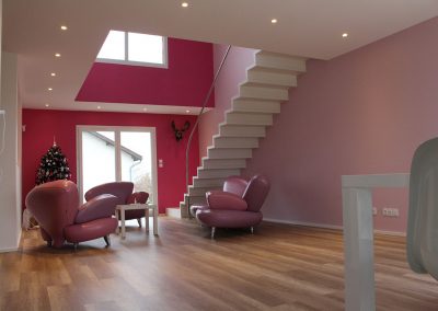 Escalier design marche contremarches à Schlierbach: Escalier teinté en blanc sans garde-corprs rampant avec main courante mural design