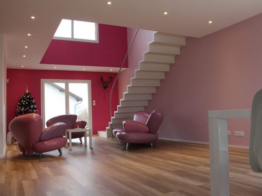 Escalier design marche contremarches à Schlierbach: Escalier teinté en blanc sans garde-corprs rampant avec main courante mural design