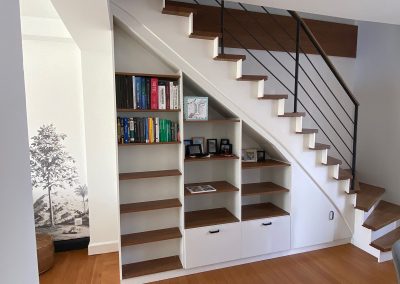 Escalier design à Illkirch: superbe projet d&rsquo;escalier traditionnel moderne avec étagère sur mesures osus les marches