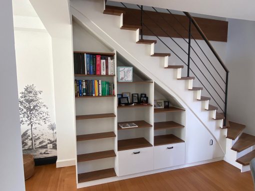 Escalier design à Illkirch: superbe projet d&rsquo;escalier traditionnel moderne avec étagère sur mesures osus les marches