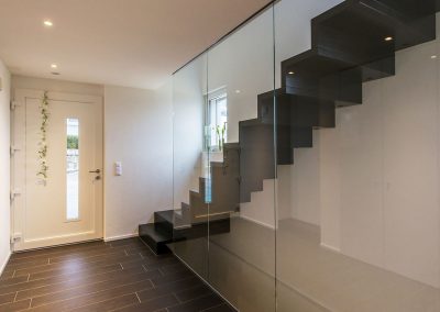 Escalier marche contremarches à Bischheim : escalier design piano marche contre marche teinté Wengé, garde-corps full verre