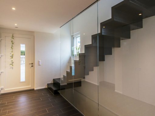 Escalier marche contremarches à Bischheim : escalier design piano marche contre marche teinté Wengé, garde-corps full verre