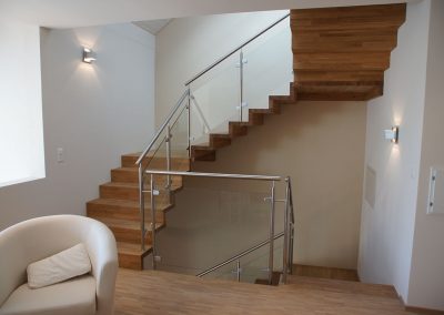 Escalier moderne à Rosheim: double quart tournant en chêne abouté avec garde-corps en inox et rempliisage en verre
