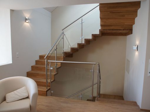 Escalier moderne à Rosheim: double quart tournant en chêne abouté avec garde-corps en inox et rempliisage en verre