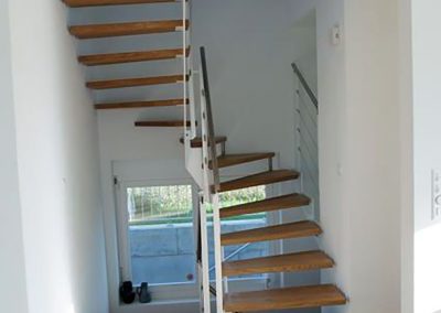 Escalier suspendu wintzenheim: suspendu côté mur et limon en acier crémaillère laque blanc côté jour