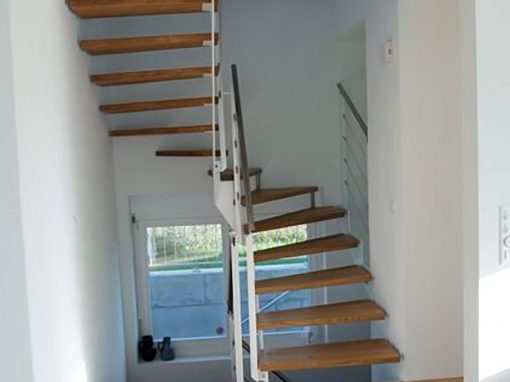 Escalier suspendu wintzenheim: suspendu côté mur et limon en acier crémaillère laque blanc côté jour