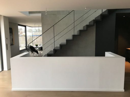 Escalier laqué noir à Hundsbach : Garde-corps rampant en acier laqué, pallier en verre, muret blanc et escalier marche contremarche