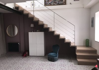 Escalier design en chêne à Altenach : marche contremarches, garde-corps en inox plat soudé
