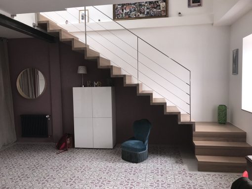 Escalier design en chêne à Altenach : marche contremarches, garde-corps en inox plat soudé
