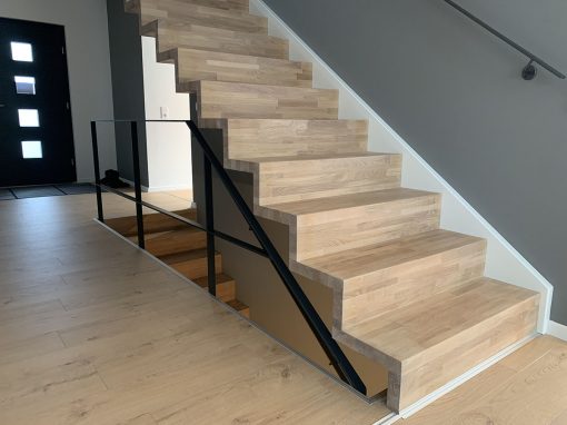 Escalier design à Wolfersdorf: marche et contremarche en chêne abouté, garde-corps en acier plat soudé et laqué en noir