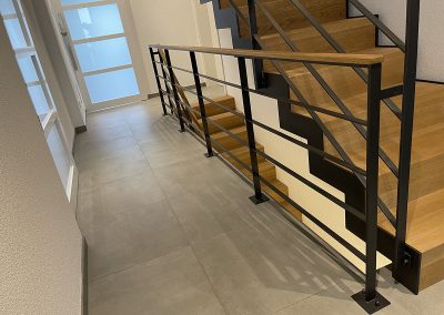 Escalier double à Heimersdorf: Un escalier marche contremarches, limon crémaillère et un habillage de marches et contremarches et leur garde-corps