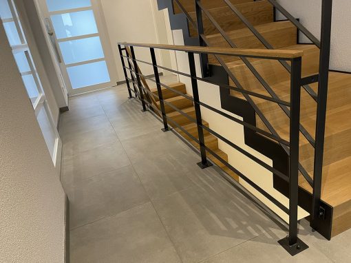 Escalier double à Heimersdorf: Un escalier marche contremarches, limon crémaillère et un habillage de marches et contremarches et leur garde-corps