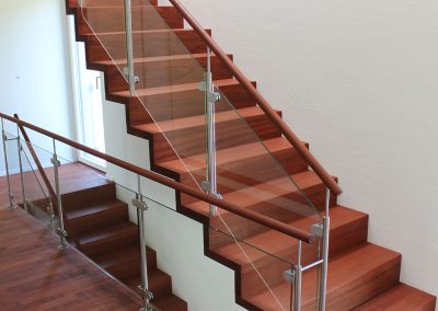 Escalier design Hohwald: marche contremarches en acajoux et garde-corps en inox soudé avec verre rampant