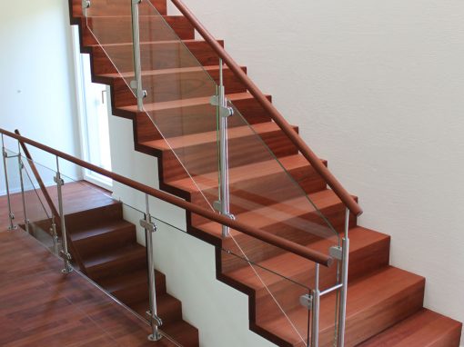 Escalier design Hohwald: marche contremarches en acajoux et garde-corps en inox soudé avec verre rampant