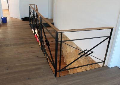 Escalier chêne sauvage à Steinbach: chêne sauvage, garde-corps barreaudage soudé, marche contremarches